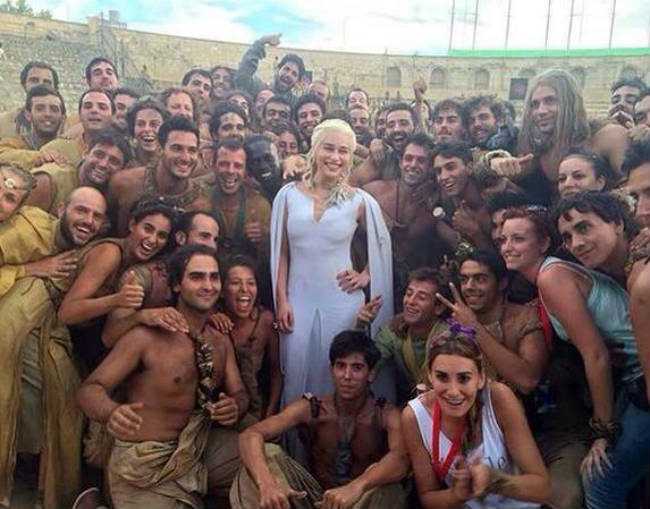 emilia-clarke-extras-osuna-juegodetronostm-twitter