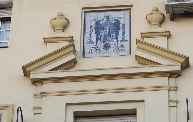 escudo-franquista-mercado-arenal