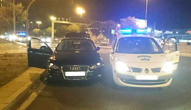 Imagen del vehículo junto a uno de la Policía Local, tras la detención/ Emergencias Sevilla