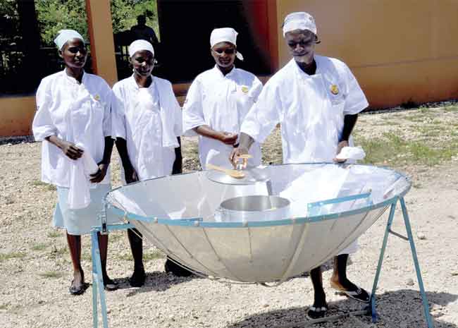 Mujeres de Haití usando una cocina solar