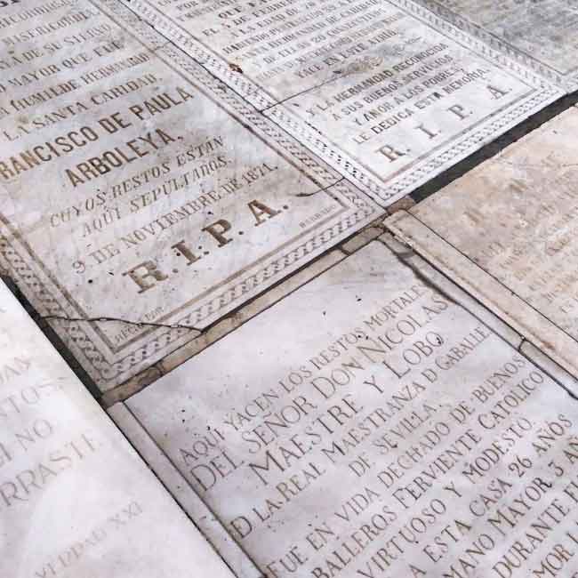 Lápidas. Fiel reflejo de Sevilla con la muerte/ Óscar Álvarez