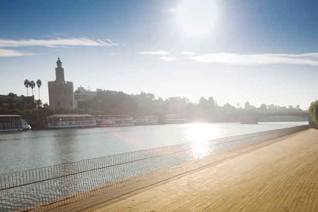 Vista parcial del Muelle Camaronero, bajo la calle Betis, y con la Torre del Oro al fondo/SA