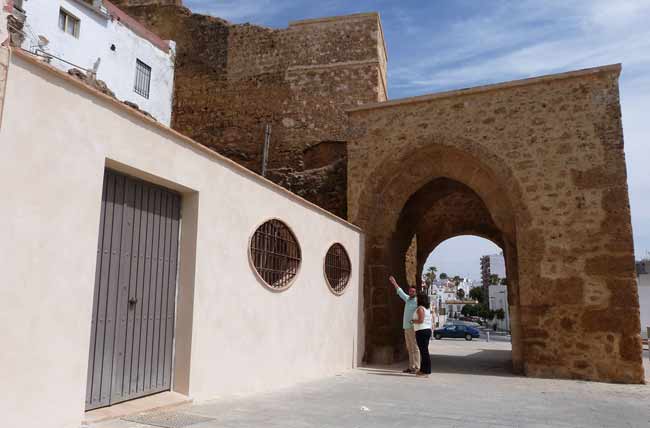El muro dificulta la visión del Arco de San Miguel y la Muralla, según Cultura