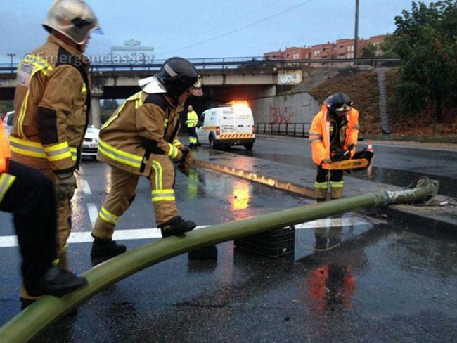 semaforo-caido-bomberos-emergenciassev