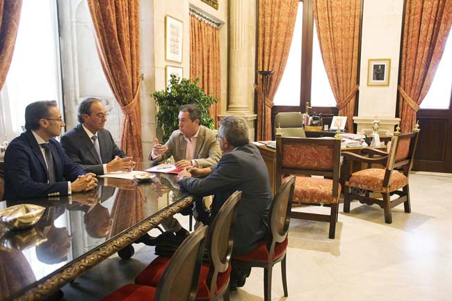 El alcalde en una reciente reunión con miembros de Gaesco/ SA
