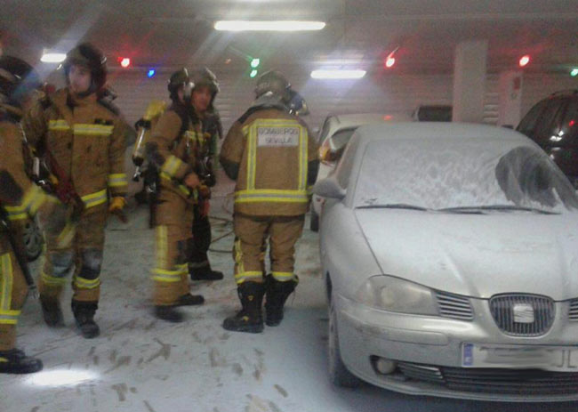 coche-ardiendo-en-hospital-virgen-del-rocio