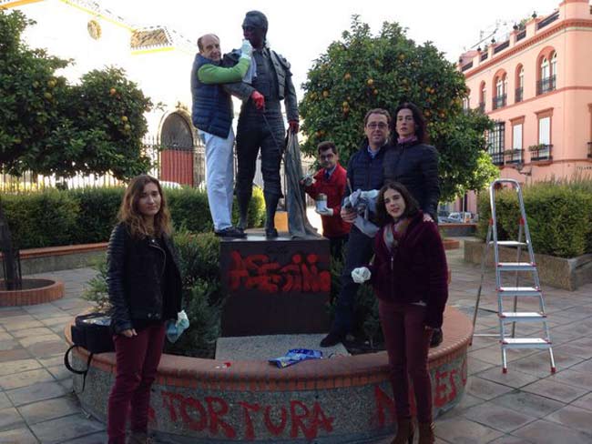 moeckel-limpia-el-monumento-curro-romero