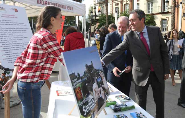 Espadas y Rodríguez Villalobos en la muestra, esta mañana/ SA