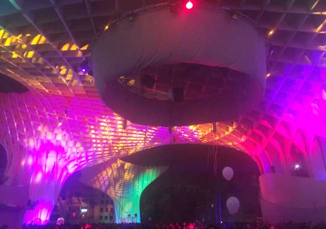 El montaje decora con luz, color y acrobacias Las Setas de la Plaza de la Encarnación/ Adrián Yánez