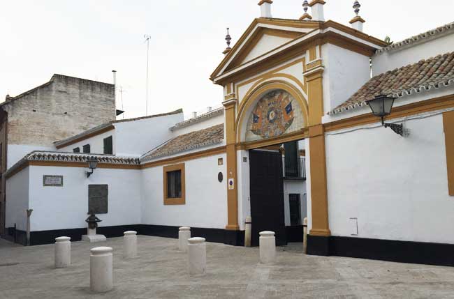 Entrada al Palacio de las Dueñas tras la remodelación y con el monumento a Antonio Machado al fondo/ Adrián Yánez