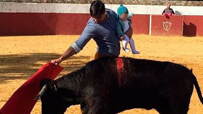 Imagen-de-Francisco-Rivera-toreando-con-su-hija