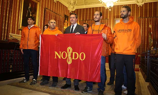 Bomberos sevillanos recibidos por Espadas/ SA