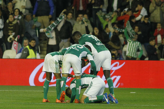 betis-celebracion-gol-jugadores