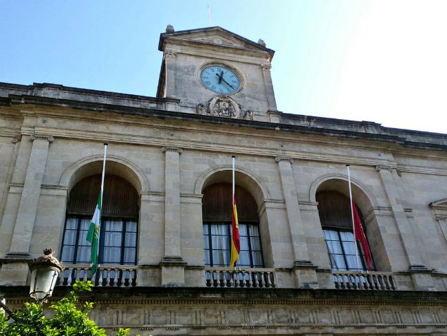 ayuntamiento-sevilla-banderas-media-asta