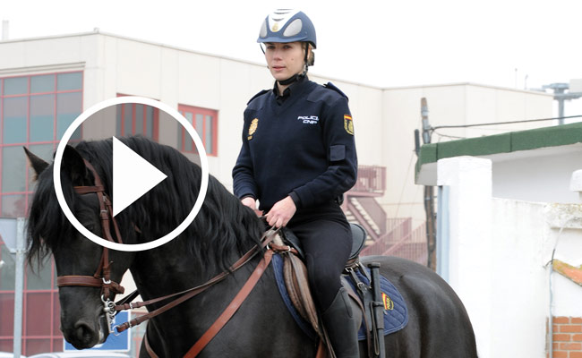mujer-policia-a-caballo