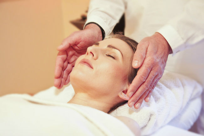 mujer-terapia-reiki