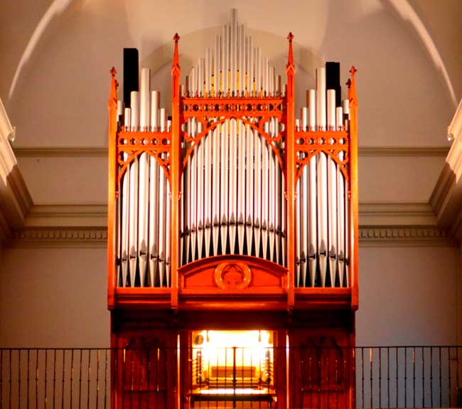 El órgano ya instalado en el coro alto de Santiago