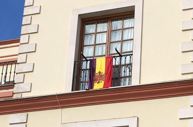 bandera-republicana-balcon-ayto