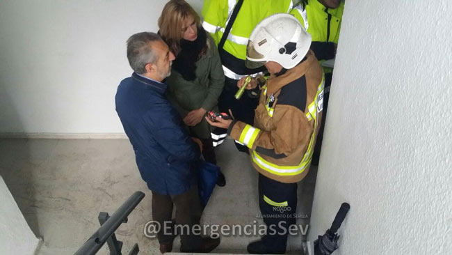 bombero-comprueba-niveles-monoxido