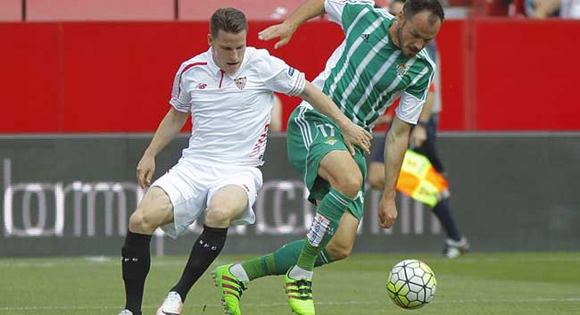 Westermann trata de evitar a Gameiro/ Real Betis