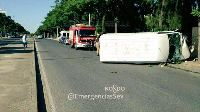 accidente-furgoneta-emergencias-sevilla