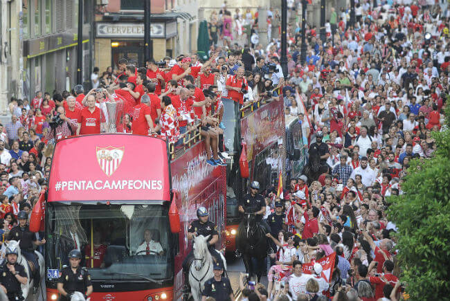 autobus-calles-celebracion-5-europa-league-sevillafc