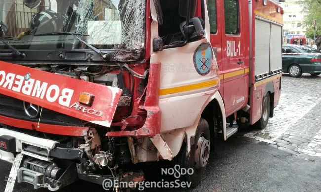 camion-bomberos-accidentado-mayo16-emergencias-sevilla