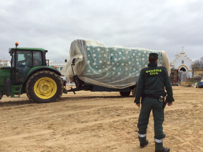 carreta-rocio-tapada-lluvia-guardia-civil-112