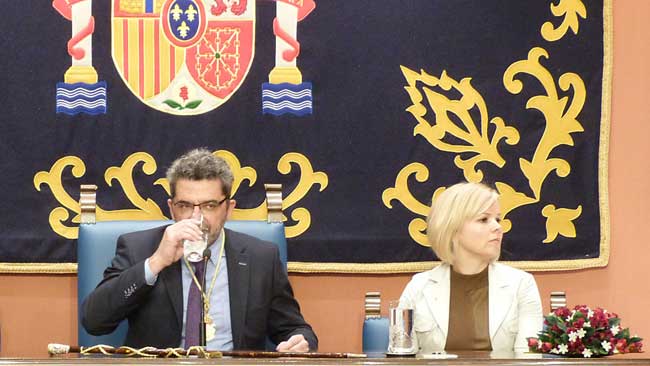 Gutiérrez Limones junto a la secretaria de Organización del PSOE de Alcalá, Elena Álvarez, en un acto municipal /Archivo