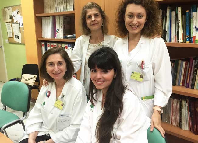 Raquel Barbosa (abajo, a la derecha) junto a su tutora y al equipo de trabajo de la Unidad de Rehabilitación