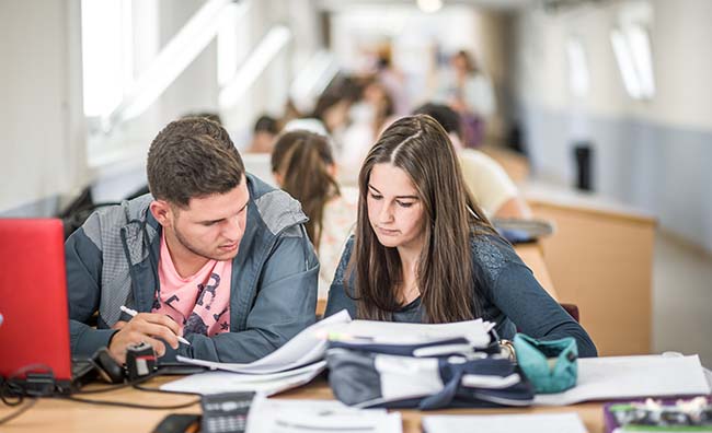 estudiantes-upo-biblioteca
