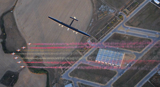 La patrulla águila sobrevolando San Pablo a la llegada del Solar Impulse 2