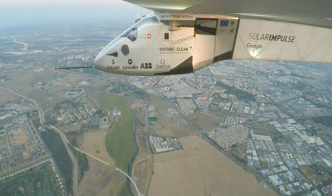 El Solar Impulse 2 sobrevolando el término municipal de Alcalá de Guadaíra, con la UPO y Sevilla al fondo