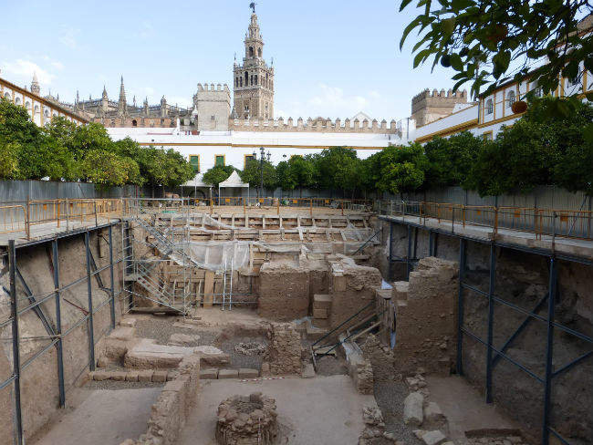 alcazar-patio-banderas