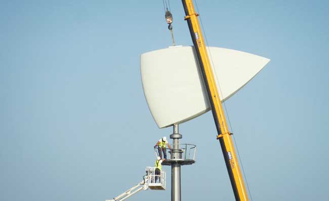 Imagen de el proceso de instalación de una de las luminarias/ @Expo92 en Twitter