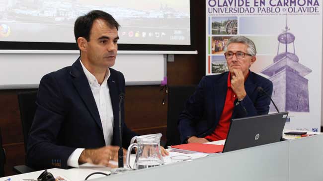 Pablo Ruz, junto al presidente de la Asociación de la Prensa de Sevilla, Rafael Rodríguez/UPO