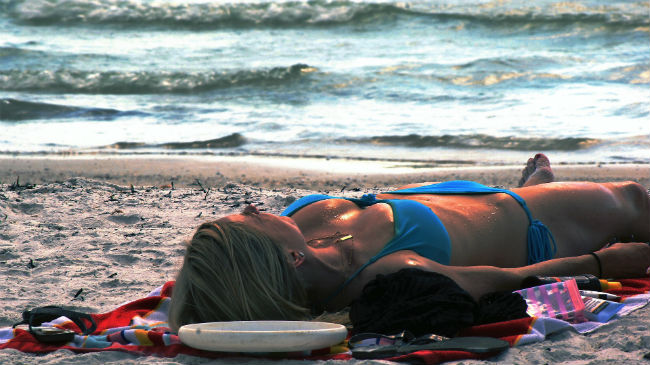 mujer-tomando-sol-playa