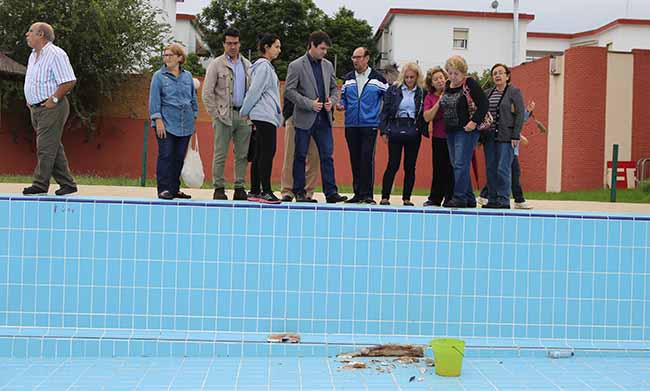 La piscina de Tiro de Línea en una imagen de archivo tras las denuncias de sus carencias / SA
