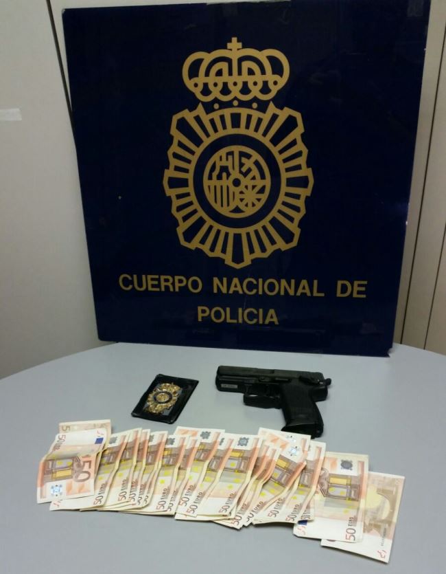 policias-impostores-intervenidos-arma-dinero