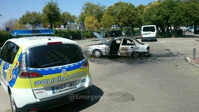 policia-bomberos-incendio-coche