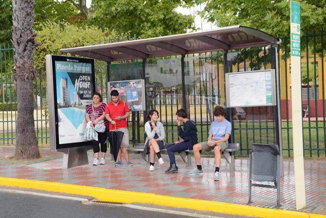 Parada-del-autobus-en-Tomares-por-donde-pasara-la-Lanzadera
