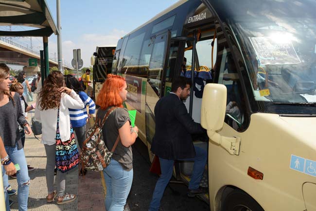 Una-de-las-lanzaderas-que-ha-estado-funcionado-entre-Tomares-y-el-Metro-entre-el-16-y-22