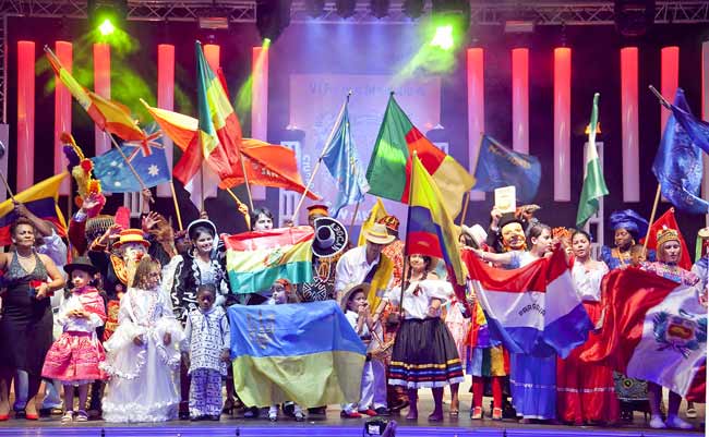 banderas-festival-de-la-naciones