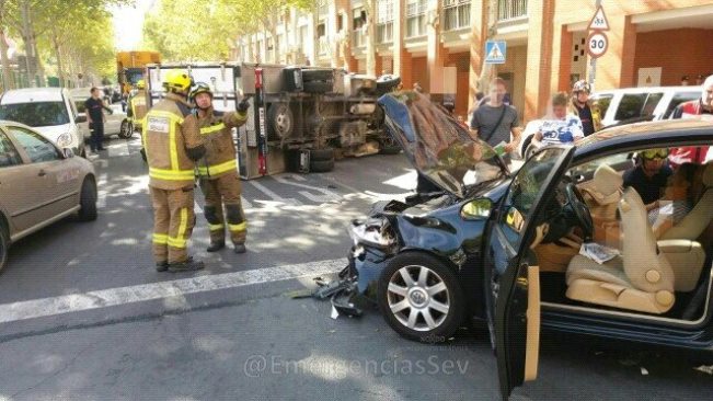 emergencias-vuelco-camion-coche