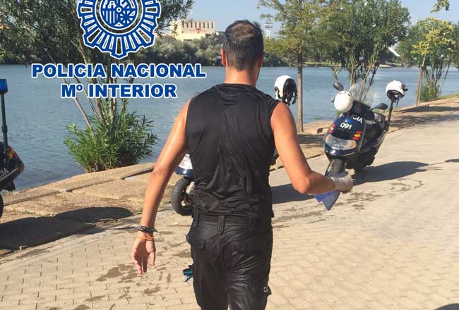 policia-salva-a-mujer-en-el-rio