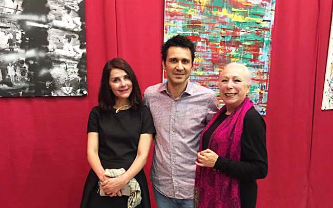 Antonio Donaire junto a Ana Fernández y Cristina Hoyos, en la inauguración de la exposición Donaire 2.0
