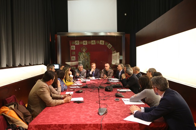 mesa-reunion-diputacion-junta