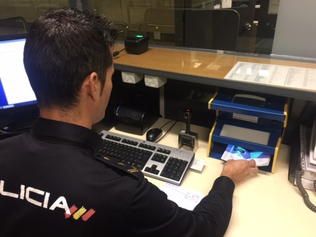 policia-pasaportes-interceptados