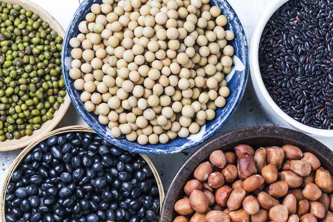 Diferentes-legumbres-en-recipientes--Disenado-por-Freepik