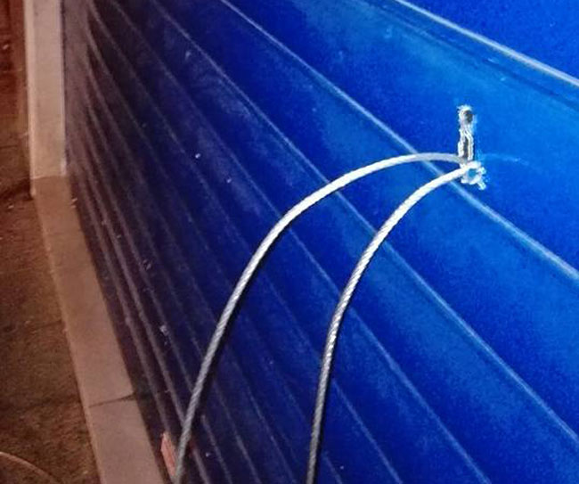 cable-acero-en-puerta